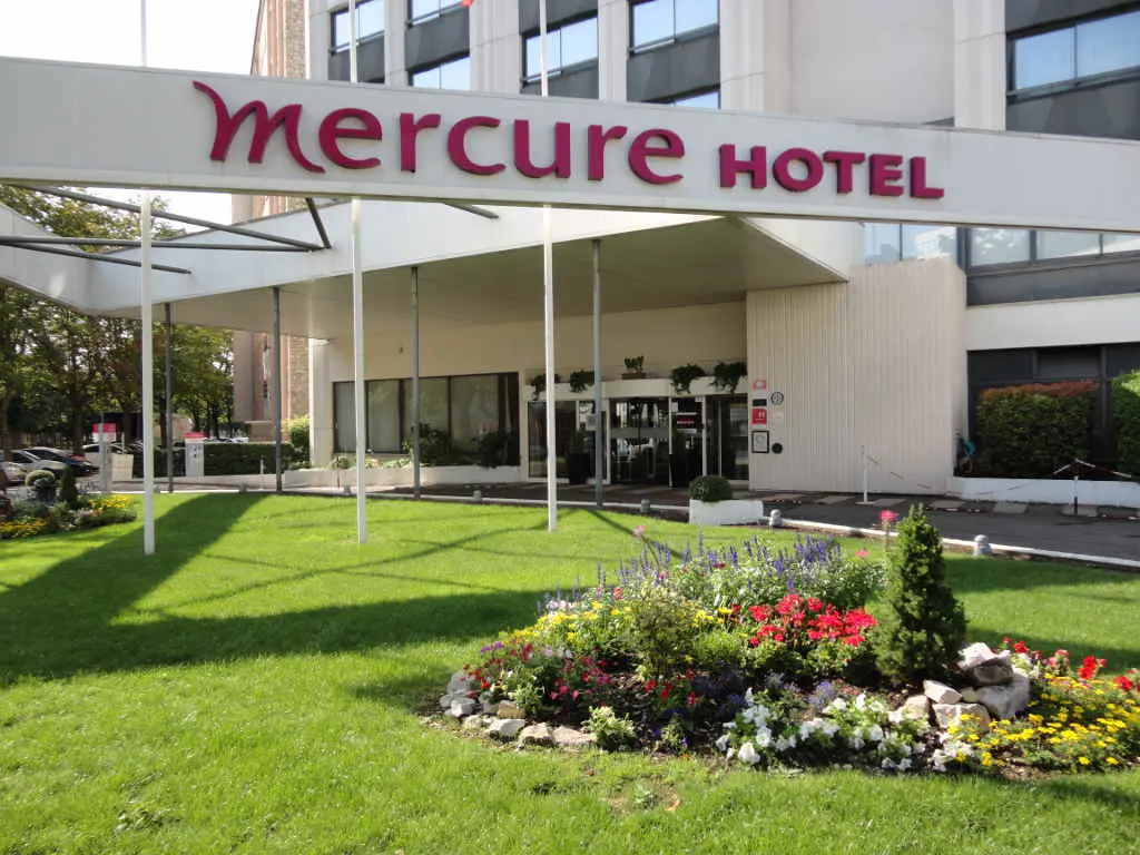 Hotel Mercure Dijon, plantations, et création d'espace vert. Paysagiste Dijon, C'DECO paysagiste